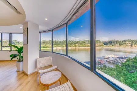 Jiangshang Lingyun·Qingwan Hotel (Leshan Giant Buddha Zhanggongqiao Food Street) Отели рядом с достопримечательностью «CPC Leshan Committee Party School»