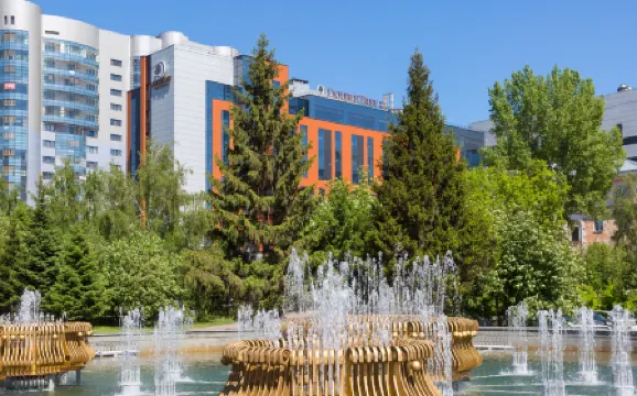 DoubleTree by Hilton Novosibirsk (Даблтри Хилтон Новосибирск) Отели рядом с достопримечательностью «Новосибирский государственный краеведческий музей»