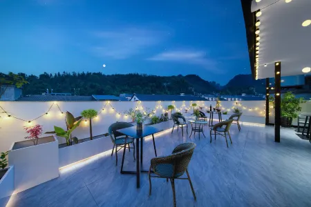 Shibajian Light Luxury AV Smart Hotel (Wulingyuan National Scenic Spot Branch, Zhangjiajie) Отели рядом с достопримечательностью «Qianli Xianghui Rock Peak»