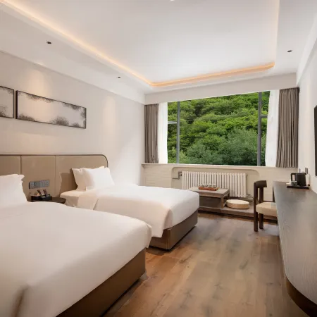 Zhuishan Mingjing Hot Spring Resort Hotel