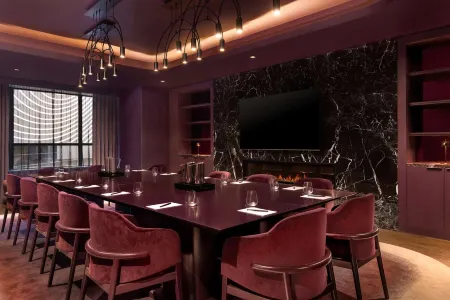 Revery Toronto Downtown, Curio Collection by Hilton Отели рядом с достопримечательностью «Университет ОКАД»