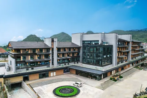 BLOSSOMY & PICTYRESQUE HOTEL