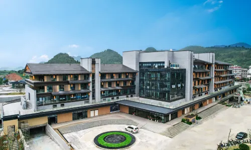 BLOSSOMY & PICTYRESQUE HOTEL