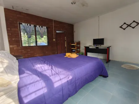 LungYod Guesthouse Отели рядом с достопримечательностью «Kaeng Krachan Dam Electric»