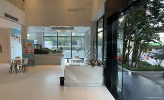 Peninsula Holiday Inn (Bayside) Hotel