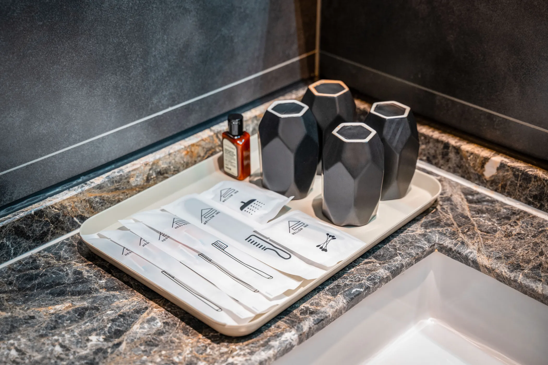 HÉONIC HOTEL & SUITES - Exclusive 2-3 Bedroom Family Suites+Curated Itineraries+Cat Coffee Zimmer Photos