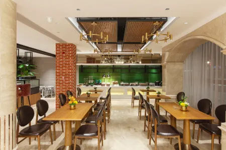 James Joyce Coffetel Hotel (Xiangyang Ancient City Tanxi Road) Отели рядом с достопримечательностью «Gulou Culture Square»