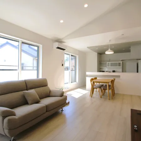 New 2-story house! 2 minutes to station, parking, easy Disneyland access, near restaurants & shops