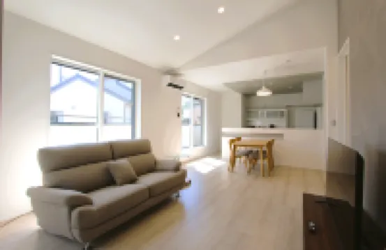 New 2-story house! 2 minutes to station, parking, easy Disneyland access, near restaurants & shops