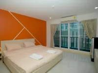 Baan Mek Mok Hotels near Phra Khanong