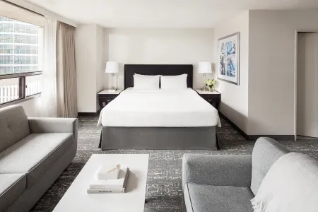 Chelsea Hotel Toronto Отели рядом с достопримечательностью «Колледж Аппер Канада»