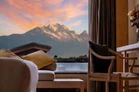 Lijiang ancient city Zangyuan snow mountain view hotel (big water wheel shop)