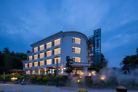 Yiweihang Vacation Homestay Отели рядом с достопримечательностью «Zhelin Lake Peach Blossom Creek Rafting Scenic Area»