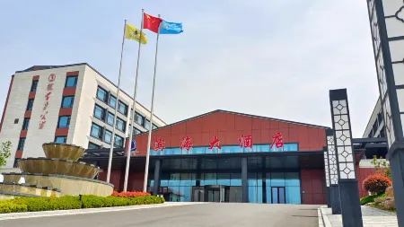 JunanBinhaiHotel Отели рядом со станцией Junanbei Railway Station