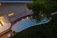Crop & Calm Hot Spring - Romantic