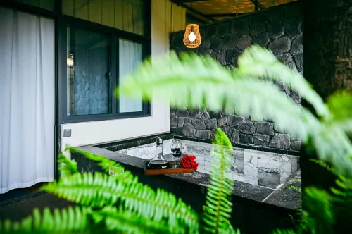 Huaqianzhu Hot Spring Hotel (Kunming Dianchi Xishan Scenic Area)