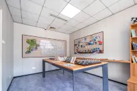 Qingdao Sifang Hotel East Building (Taidong Pedestrian Street Small Village Subway Station) - Spor Salonu