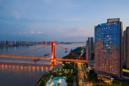 Hilton Wuhan Riverside Отели рядом с достопримечательностью «Yangsigang Yangtze River Bridge»