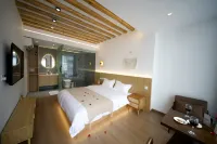 Shine. Shanyu | Lì Lì Wàn Xiāng Cafe · Bar ° Shì Wéi Chá Kā Design Xiaozhù