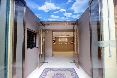 Rujia Huayi Selected Hotel (Fenzhou Market Xiguan Zhengjie Branch) Отели рядом с достопримечательностью «Jiajiazhuang Folk Customs Zoo»