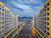 橫店影視城WOW HOTEL（旅遊大廈店） 鄰近橫店國防科技教育園-五號營房的酒店