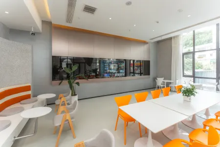 Yunju Z Youth Hotel Отели в г. Люба