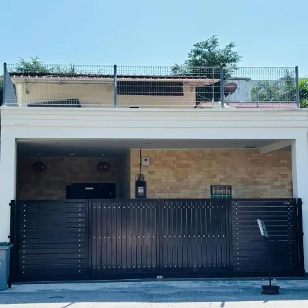 Spacious Home in Central Melaka for Families 10 pax, Chill & Relax at Extra Wide Balcony, COMFY HILL