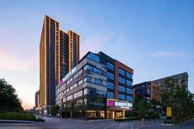 Fuyue Theme Hotel (Jinan Tangye Outlet Store - Original Yishang Hotel) Hotel in zona Shandong Youth University of Political Science