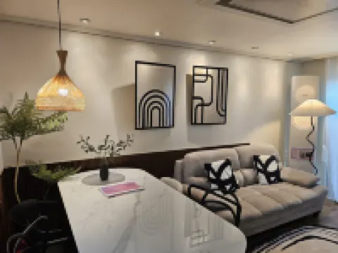 Yongsan Hyochang Park 3 minutes, breakfast included, luggage storage service,