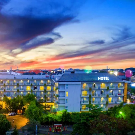 Kuta Galleria Hotel Отели рядом с достопримечательностью «Гавань Беноа»