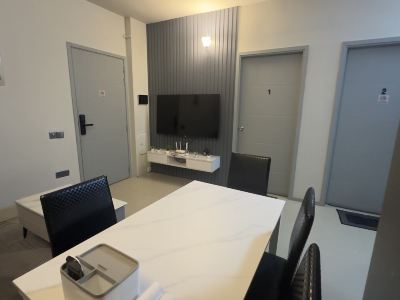 10 Minutes from Airport | Modern Comfy Room