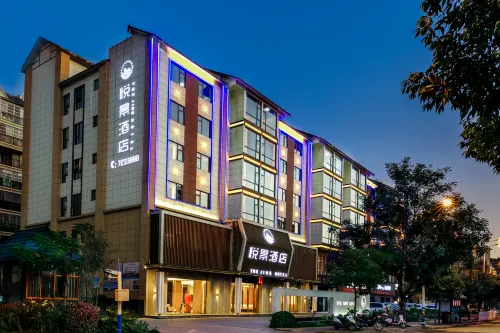 Lancang Yunjian Junli Cheng Hotel (County People's Government Branch) - parkir