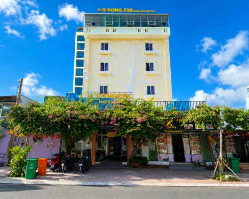 Q SONG CHI CON DAO HOTEL Hotels near Dat Doc Beach