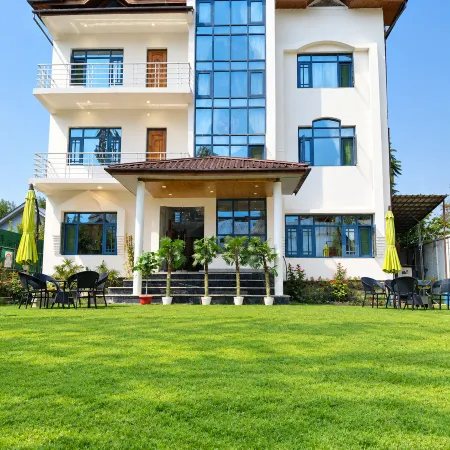 Jehlum Heights Inn
