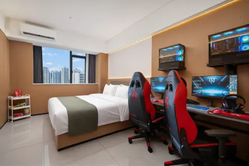 TNT E-Sports Hotel (Qinzhou East Station Nian Nian Feng Plaza) - parking