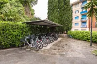 Hotel Vis à Vis - parking