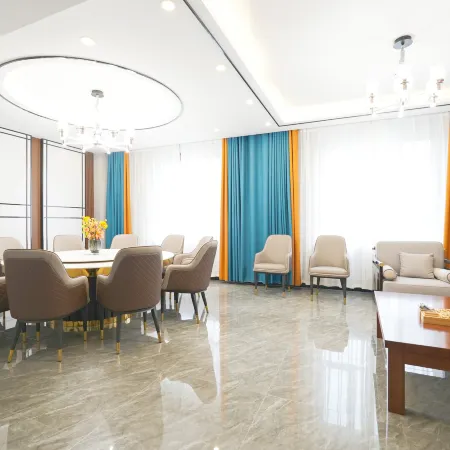 Jianghong Hotel (Korla Railway Station 218 National Road)