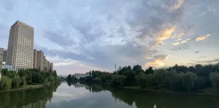 New Century Hotel Chizhou Отели рядом с достопримечательностью «Pingtianhu Lotus Platform»