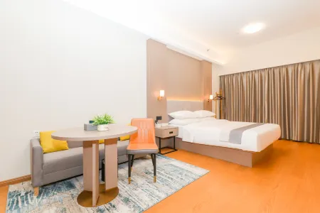 Ruili Apartment (Zhuhai Mingzhu Station Aoyuan Square)