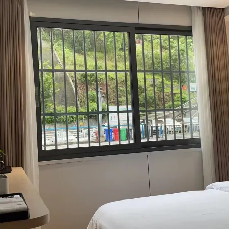 Wushan Pinghu Business Hotel