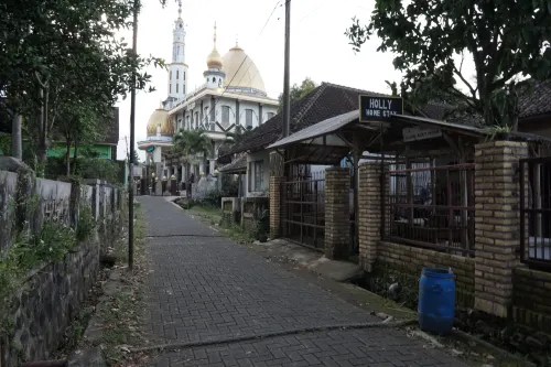 Hotel O Holy HomestayNearWisata Kopi Desa Tamansari