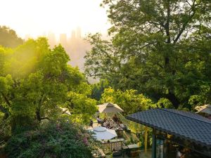 or Mountain and Poetry Courtyard Hostel