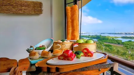 Real Madrid Holiday Island Style Hotel (Haikou Qilou Old Street) Отели рядом с достопримечательностью «Hainan Institute of Science & Technology»