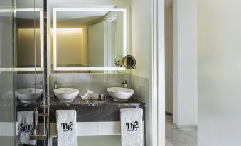 TH8 Palm Vignette Collection, Beach Resort