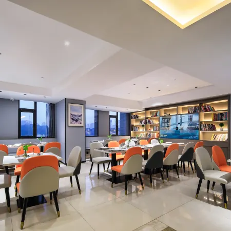 Ease Hotel · Zhi (Yichang East Station Wuyi Plaza)