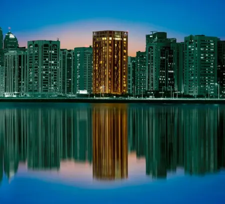 Hala Arjaan by Rotana Отели рядом с достопримечательностью «Abu Dhabi Corniche and Breakwater»
