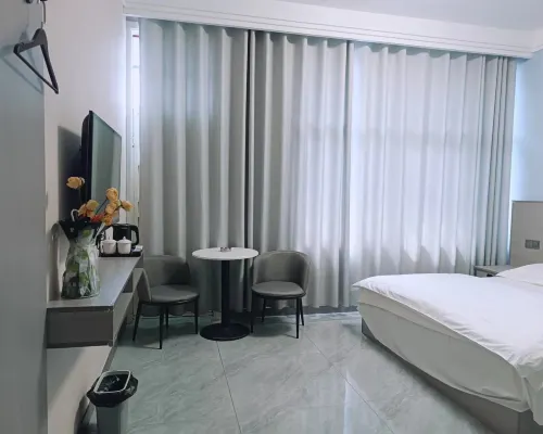 Ruidong Homestay Hotel di Weihui