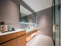 Shengbang Huayue Hotel (Zhen'an Central Plaza) Hotels near Center Square