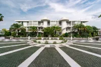 Seaside Studio / Ocean-View Pool & Green Balcony
