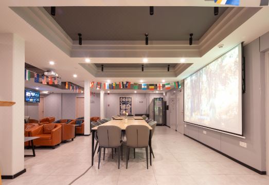 호스텔 근처 지하철역 또는 거리 풍경